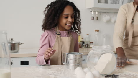 niña horneando con su madre