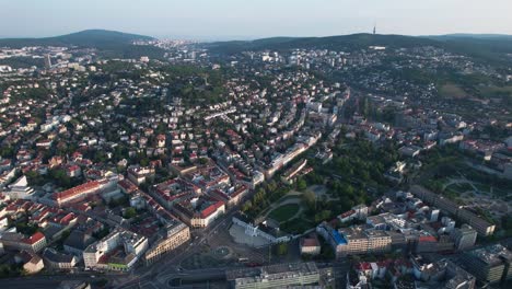 Las-Imágenes-Aéreas-De-La-Ciudad-Y-El-Castillo-De-Bratislava-Capturan-La-Encantadora-Belleza-De-La-Capital-De-Eslovaquia-Durante-El-Amanecer-Y-El-Atardecer,-Mientras-La-Ciudad-Ilumina-El-Cielo-En-Una-Magnífica-Exhibición