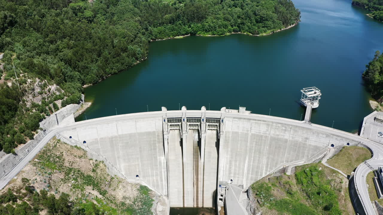 아베이루 포르투갈의 섬을 연결하고 전력을 생산하는 보우가 강에 있는 거대한 흰색 리베이라디오 댐 - 항공 샷