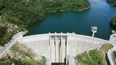 presa masiva de ribeiradio blanco en el río vouga que conecta islas en aveiro portugal y produce energía - toma aérea