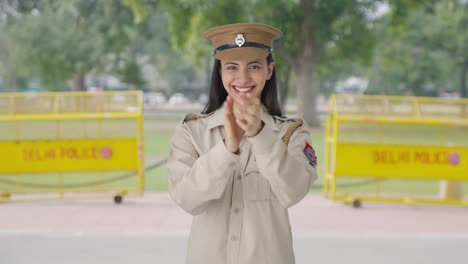 Feliz-Mujer-Policía-India-Aplaudiendo-Y-Apreciando