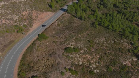 Auto-Fährt-Entlang-Der-Straße-Im-Wald-Der-Kreuze,-In-Der-Nähe-Von-Marganell,-Barcelona