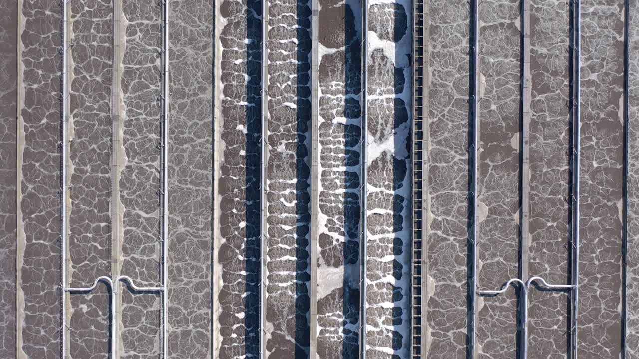 tanque de tratamiento de agua en una fábrica moderna de aguas residuales, limpieza y filtración antes de drenar al río