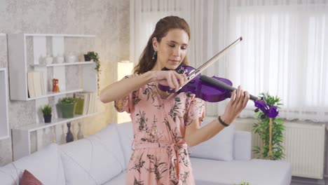 Mujer-Músico-Talentosa-Tocando-El-Violín-En-La-Sala-De-Estar-De-Casa.