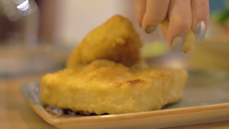 vertiendo queso frito con jugo de limón