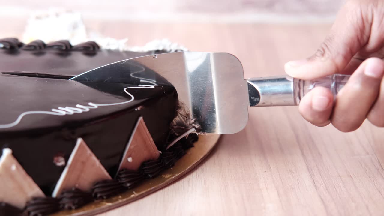 Taglio di torta al cioccolato