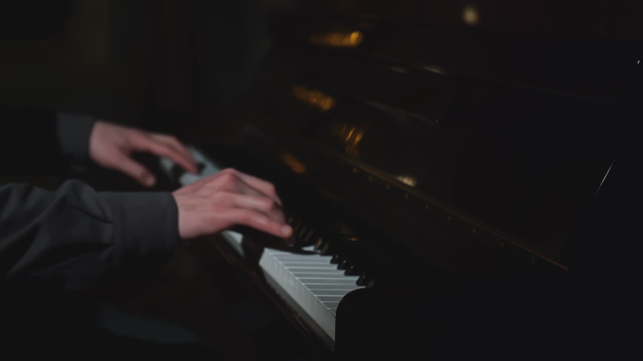 어 속에서 피아노를 연주하는 사람