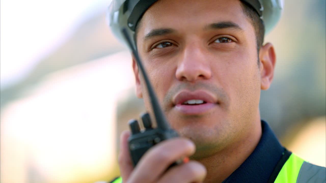 constructor, walkie talkie y hombre en la comunicación