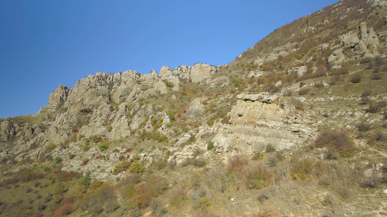 paisaje montañoso con colores de otoño