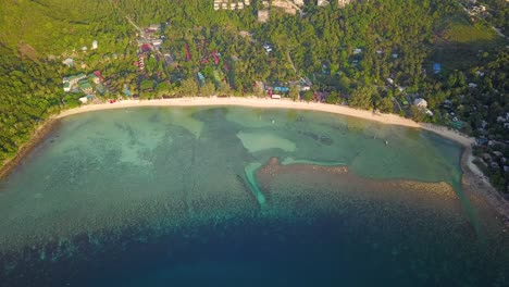 4K-Drohne-Aus-Der-Luft,-Push-Forward-Aufnahme-Des-Salatstrandes-Auf-Koh-Phangan-In-Thailand-Mit-Fischerbooten,-Knickentenwasser,-Korallen-Und-Grünen-Dschungeln