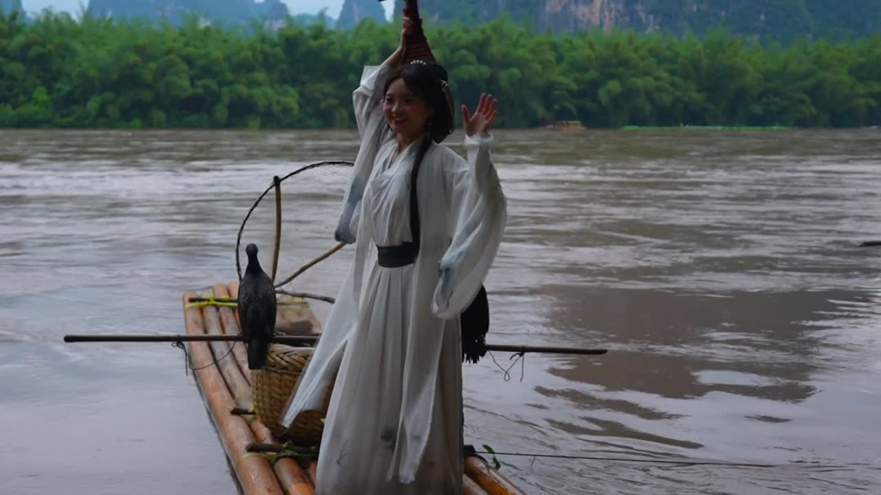 una chica hanfu sonriendo sobre el río li pone una pipa, un instrumento tradicional en su espalda.