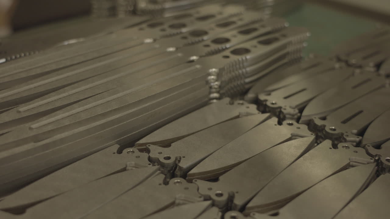 cuchillos de combate plegables y del ejército patrones de acero inoxidable, preparados para el montaje final, primer plano