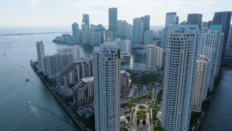 vista aérea de la isla de brickell key en miami, florida