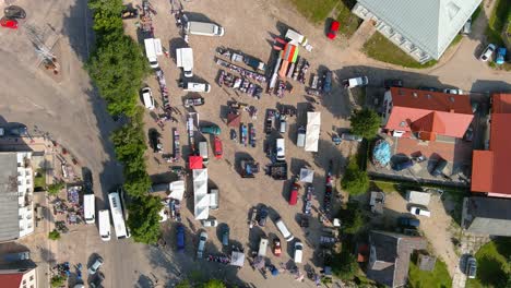 pequeña ciudad lituana del mercado callejero de sveksna, vista aérea de arriba hacia abajo