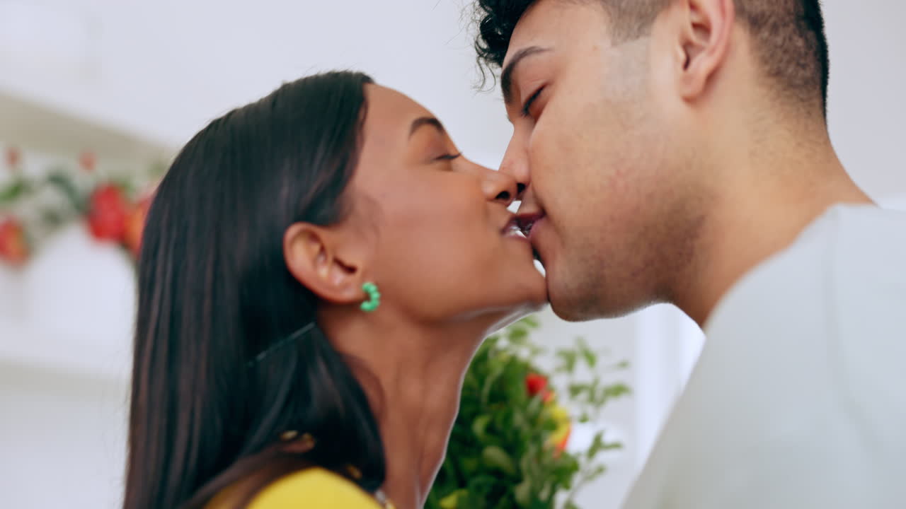 Fiori, regalo e bacio di coppia con amore a casa