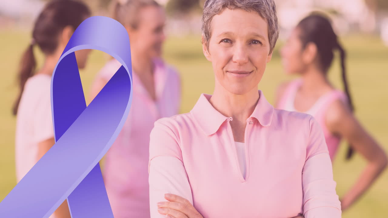 анимация фиолетовой ленты над кавказской женщиной, смотрящей на камеру