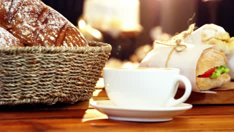 Korb-Mit-Brot-Und-Kaffeetasse-In-Der-Theke