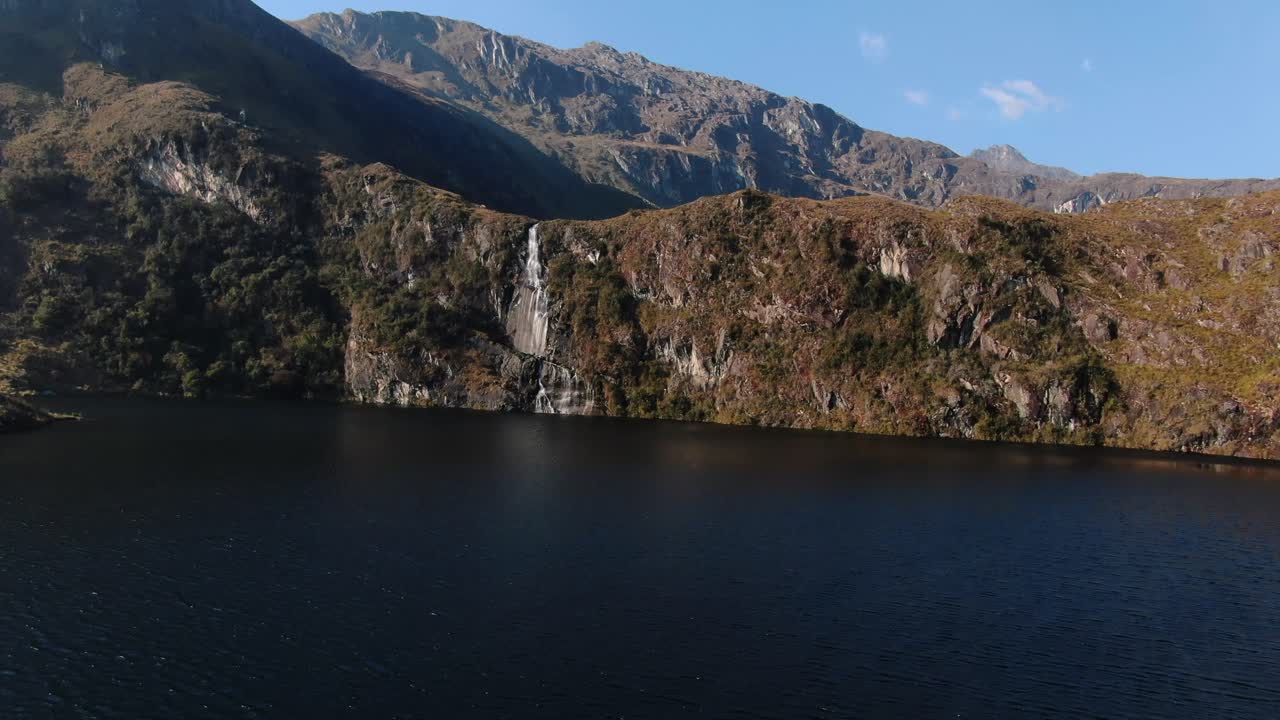 imágenes aéreas de drones de 4k con la primera laguna y la segunda cascada de pichgacocha de ambo, huánuco, perú en las montañas de los andes