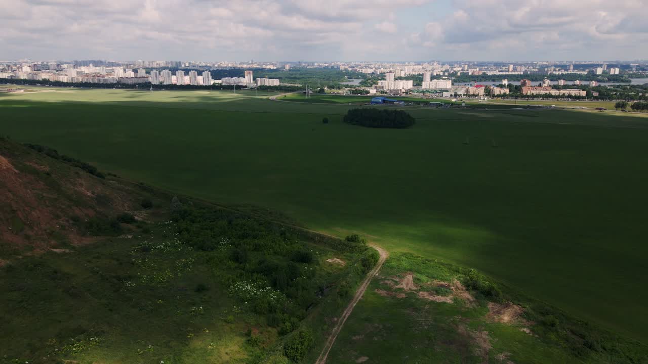 가전 폐기물 매립지: 가공을 위해 문을 닫았습니다. 환경 보호. 카메라가 꺼져 있습니다. 근처에는 농경지가 있습니다. 항공 사진.