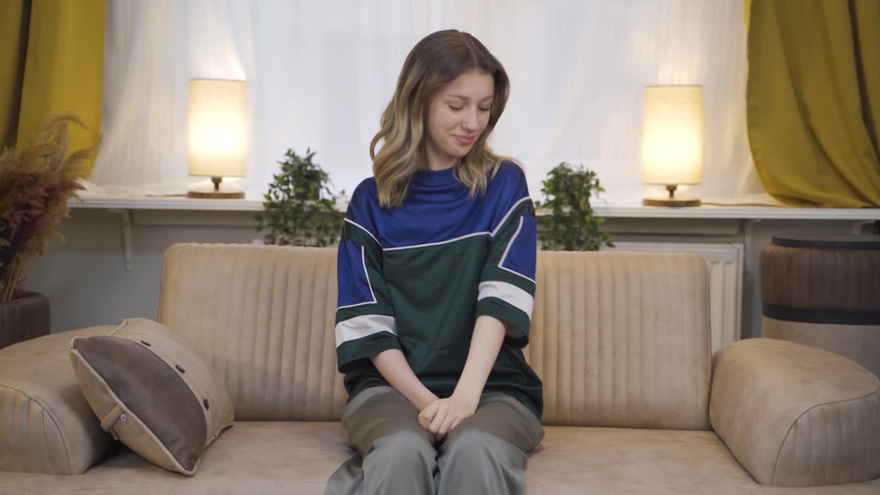 좋은  ⁇ 새를 맡는 젊은 여성은 행복합니다.