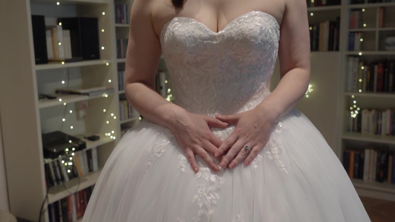 Inquadratura dall'alto verso il basso della sposa in abito da sposa di pizzo bianco e scollo a cuore