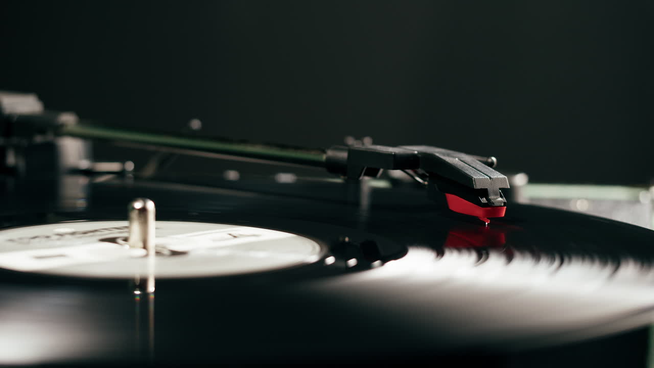Primo piano di un disco in vinile che gira su un giradischi