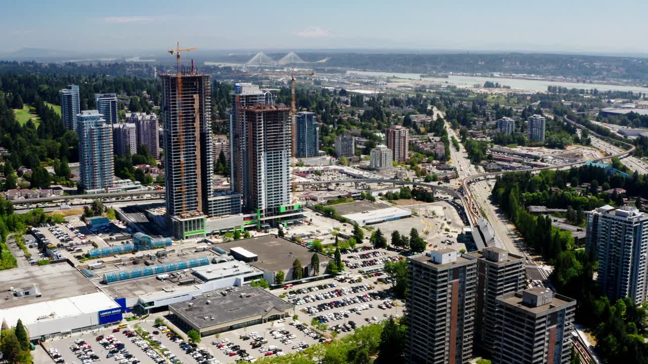 centro comercial y estación de metro de la ciudad de lougheed en burnaby, parte baja del continente en bc, canadá