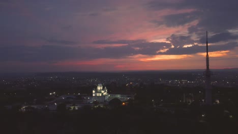 toma aérea de un gurudwara en una colina durante el amanecer en gwalior, india