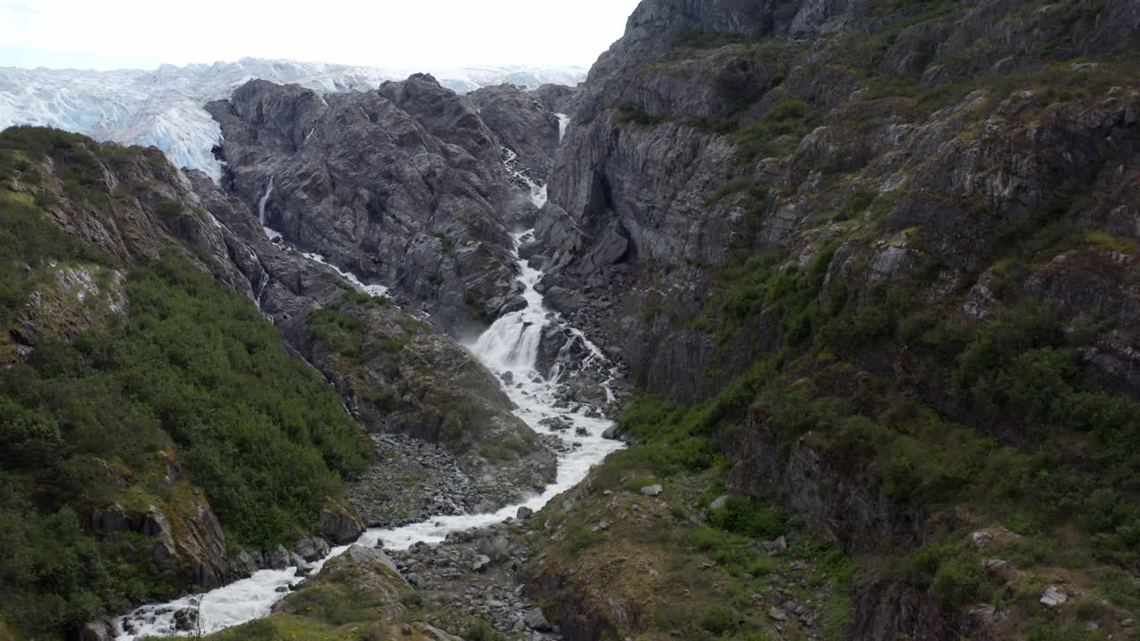 un arroyo blanco cae desde las montañas nevadas de alaska -aéreo