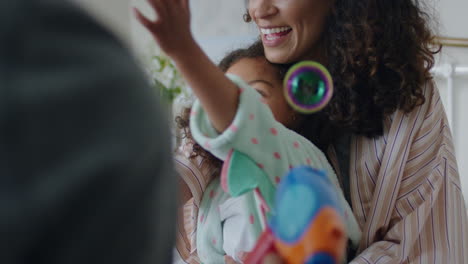 Adorable-Niña-Jugando-Con-Pompas-De-Jabón-En-Casa,-Madre-Y-Padre-Divirtiéndose-Con-El-Niño-Disfrutando-Del-Tiempo-En-Familia-El-Fin-De-Semana-4k