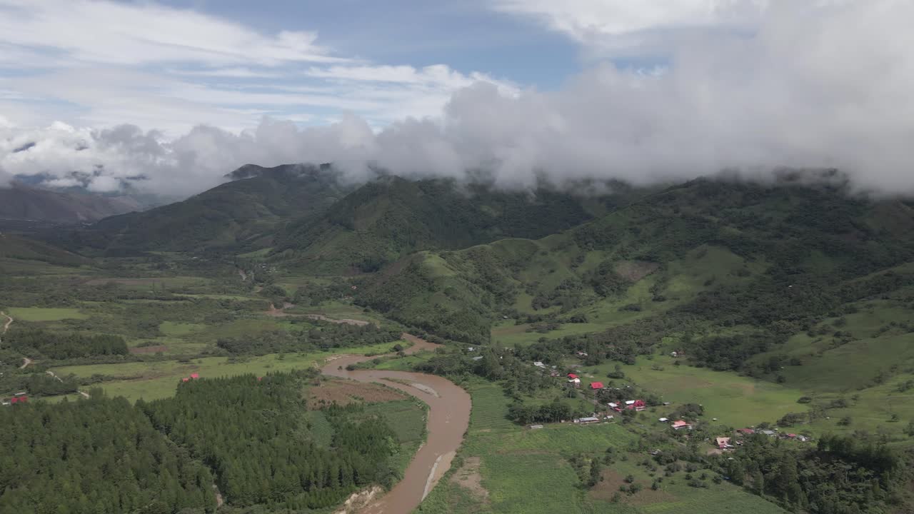 panorámica aérea sobre el exuberante valle del río huancabamba en el remoto perú tropical