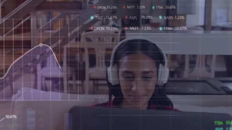 Animación-Del-Procesamiento-De-Datos-Financieros-Sobre-Una-Mujer-Birracial-Con-Una-Computadora-Portátil