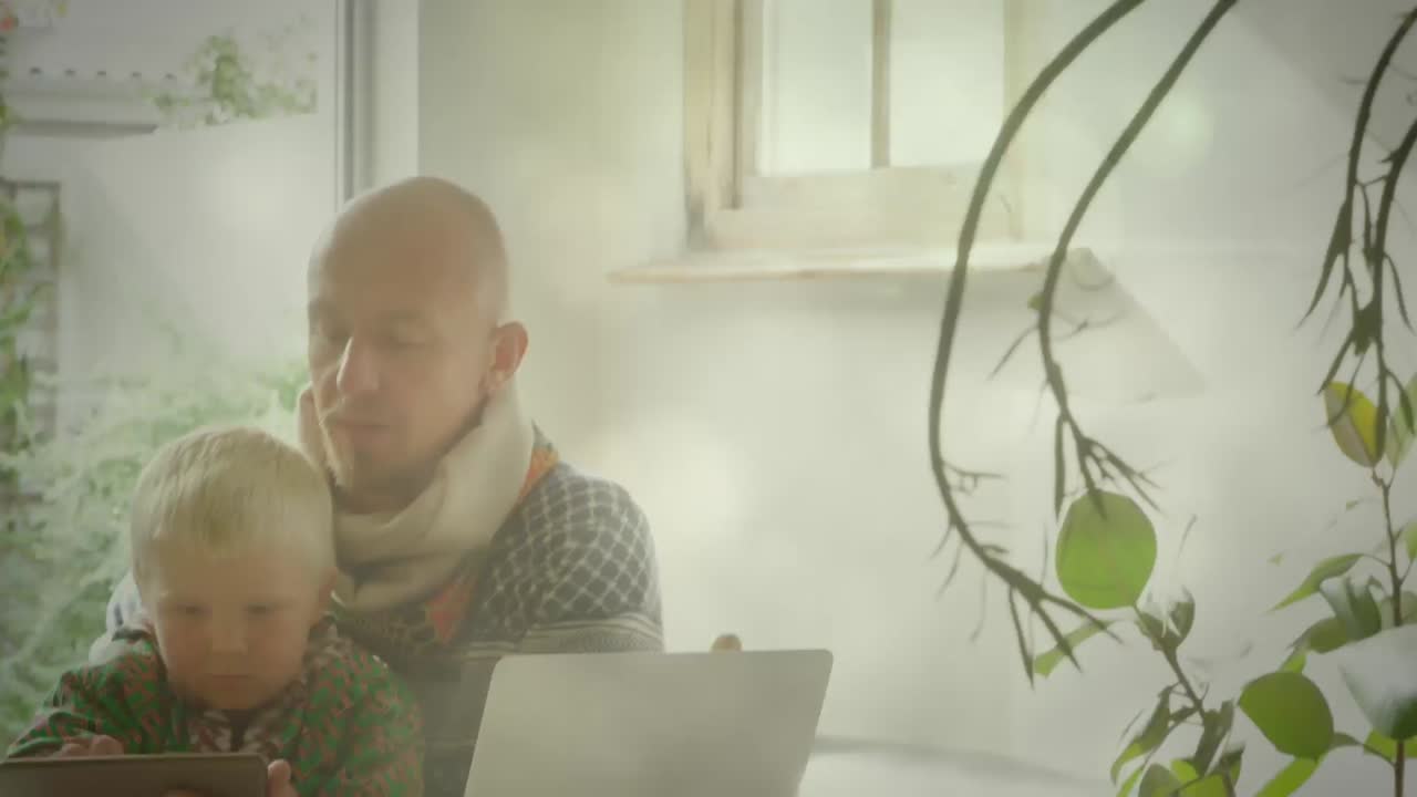 анимация светлых пятен над счастливым белым отцом, использующим планшет с ребенком
