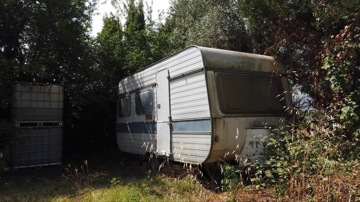 Bir ormanın köşesinde, iki kişilik bir karavan depolama amacıyla kullanılıyor.