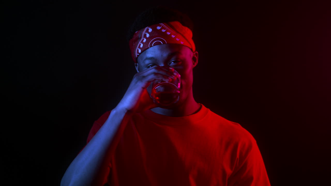 hombre sonriente bebiendo un cóctel