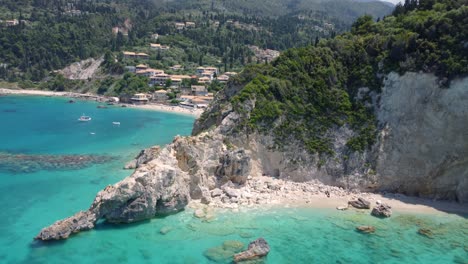 Playa-Escondida-De-Agios-Nikitas-Milos-En-Grecia,-Con-Acantilados,-Vegetación-Y-Rocas-A-Lo-Largo-De-La-Orilla-Del-Mar-Jónico,-Con-Aguas-Turquesas-E-Islas-Rocosas-Cubiertas-De-Vegetación-Verde.