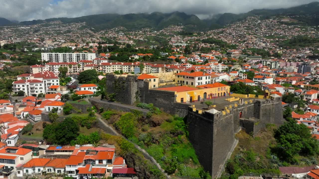 Filmato girato a Madeira, Portogallo, nella capitale Funchal