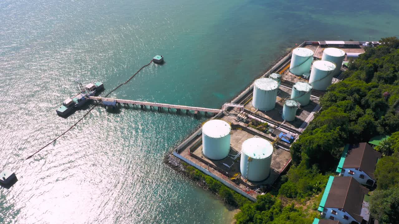 항구에 있는 연료, 석유, 화학, 천연가스 저장 크 및 석유 화학물질을 담은 크 농장 석유 및 가스 터미널의 드론  뷰