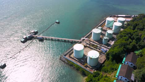 drone vista superior de la granja de tanques terminal de petróleo y gas con mucho combustible petróleo químico tanque de almacenamiento de gas natural y petroquímico en el puerto. almacenamiento de tanques industriales de energía y energía