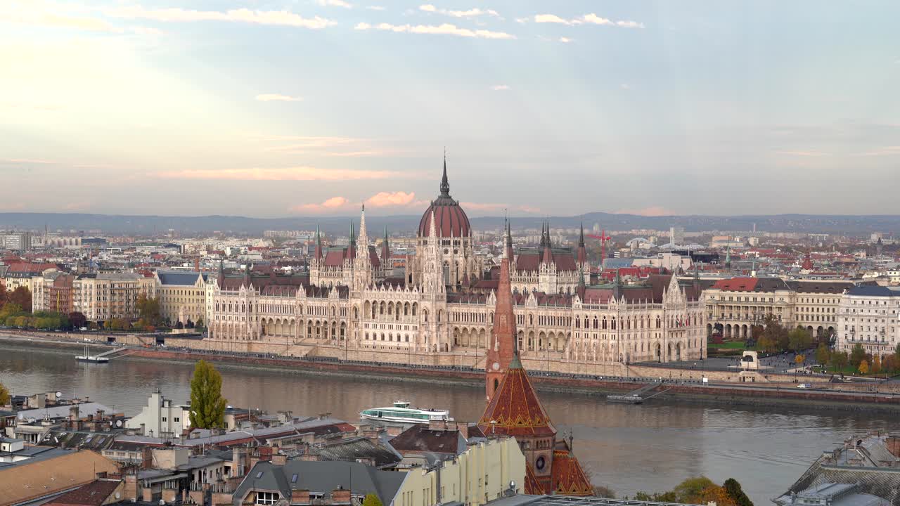 Scatto fisso maestoso e suggestivo del Palazzo del Parlamento ungherese, Budapest, Europa