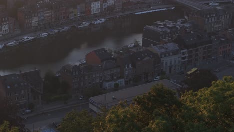 Impresionante-Vista-De-La-Ciudadela-De-Dinant-Bélgica-Durante-El-Amanecer,-Aérea