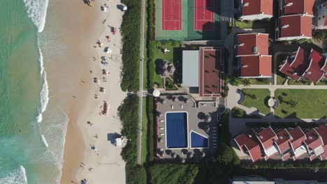 una vista aérea de pájaro captura praia brava y un complejo de condominios de lujo con una piscina y varias comodidades