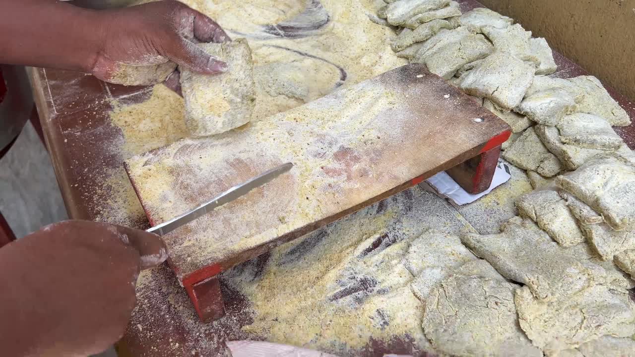 se está preparando el pescado frito. cortilla. sin cara.