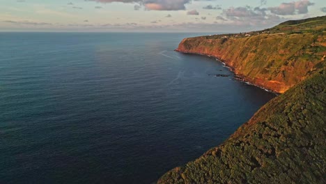 Die-Malerische-Küste-Von-Mosteiros-Mit-Klippen-Und-Meer-Während-Der-Goldenen-Stunde,-Luftaufnahme