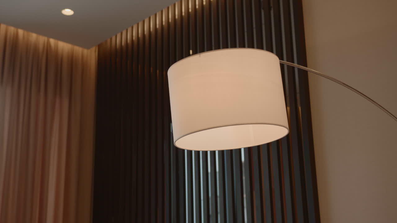 lámpara de piso moderna en una sala de estar elegante