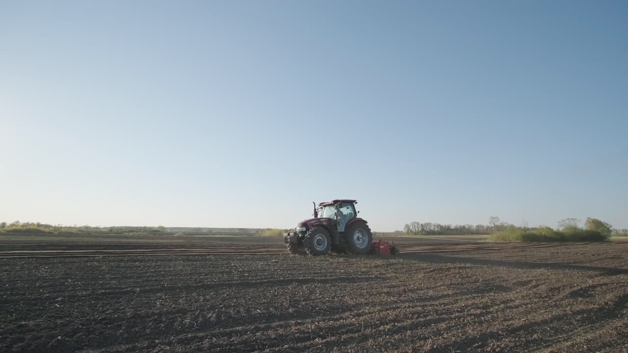건조한 농장을 는 트랙터, 재배를 위해 땅을 준비하는 농업 산업, 농장에서 을 가공하는.