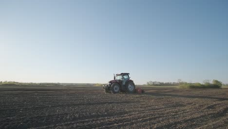 un tractor arando un campo agrícola seco, preparando la tierra para la siembra. industria agrícola. procesamiento del campo en la granja.