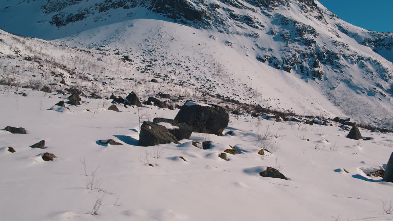 노르웨이 북부의 바위에서 산까지 놀라운 틸트 업 트래킹 샷
