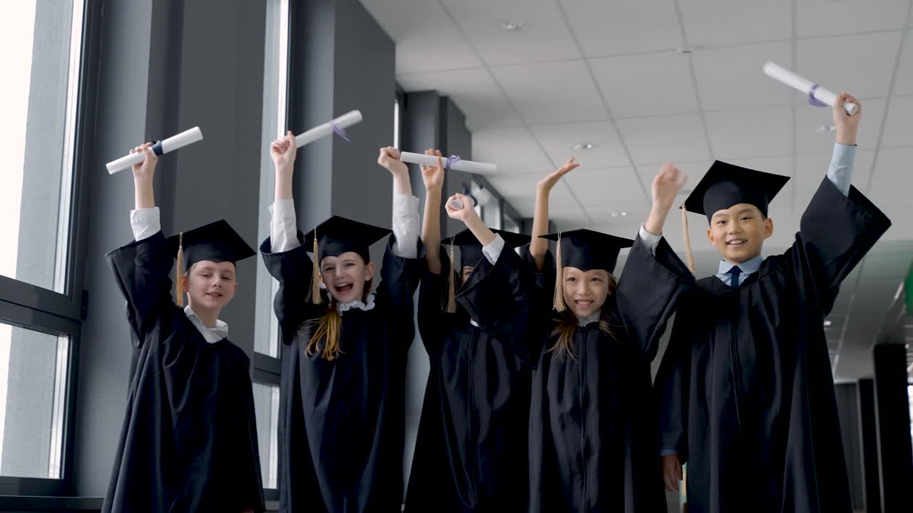 grupo de estudiantes preescolares felices en birrete y vestido 6