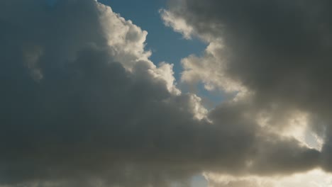 Timelapse-De-Nubes-Retroiluminadas-Contra-El-Cielo-Azul,-Final-Del-Día